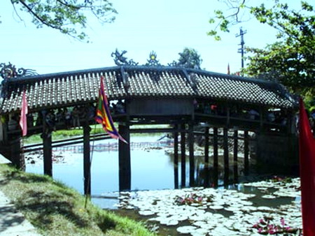 Photo of Entry:  Visiting ancient roofed bridge in Hue City