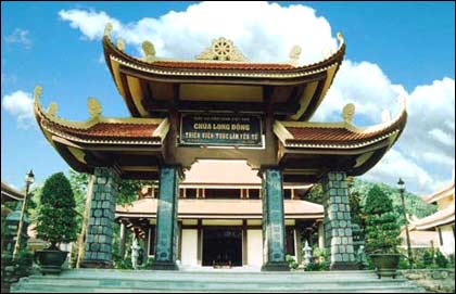 Photo of Entry:  Reborn pagoda draws Buddhist pilgrims, Yen Tu mountain Quang Ninh